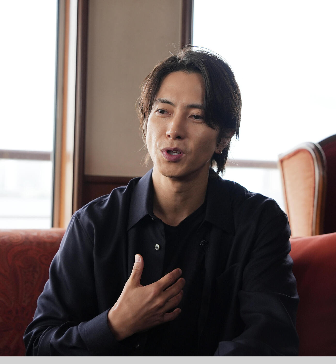 「TOMOHISA YAMASHITA Anniversary Cruise」に登場し囲み取材に応じる山下智久（撮影・小島史椰）