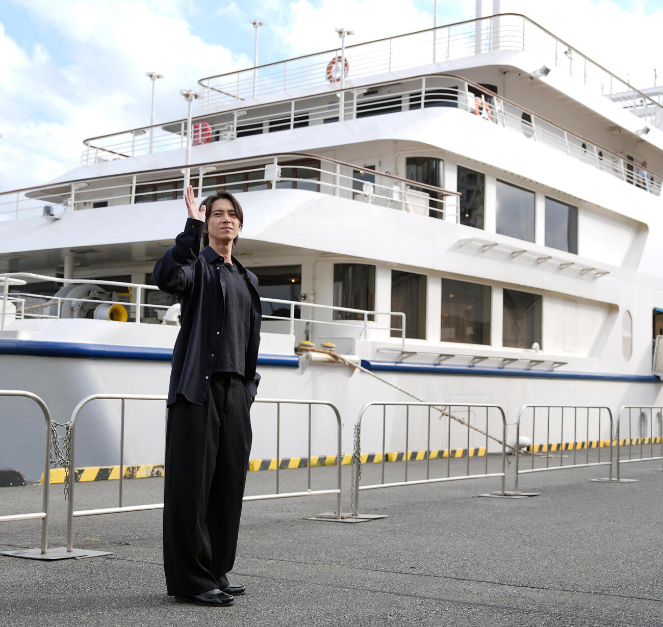 「TOMOHISA YAMASHITA Anniversary Cruise」に登場しクルーズ船と写真に納まる山下智久（撮影・小島史椰）