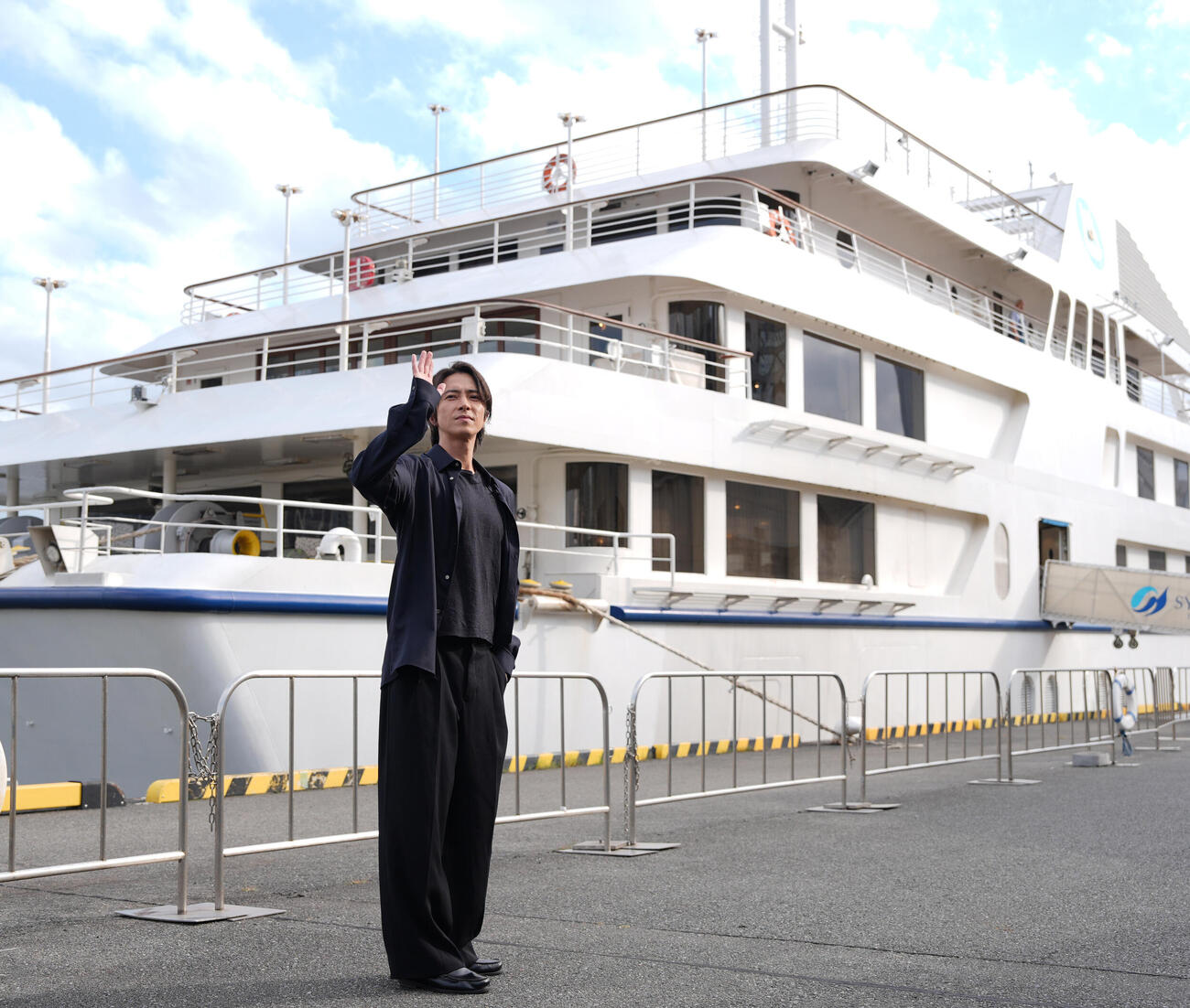 「TOMOHISA YAMASHITA Anniversary Cruise」に登場しクルーズ船と写真に納まる山下智久（撮影・小島史椰）