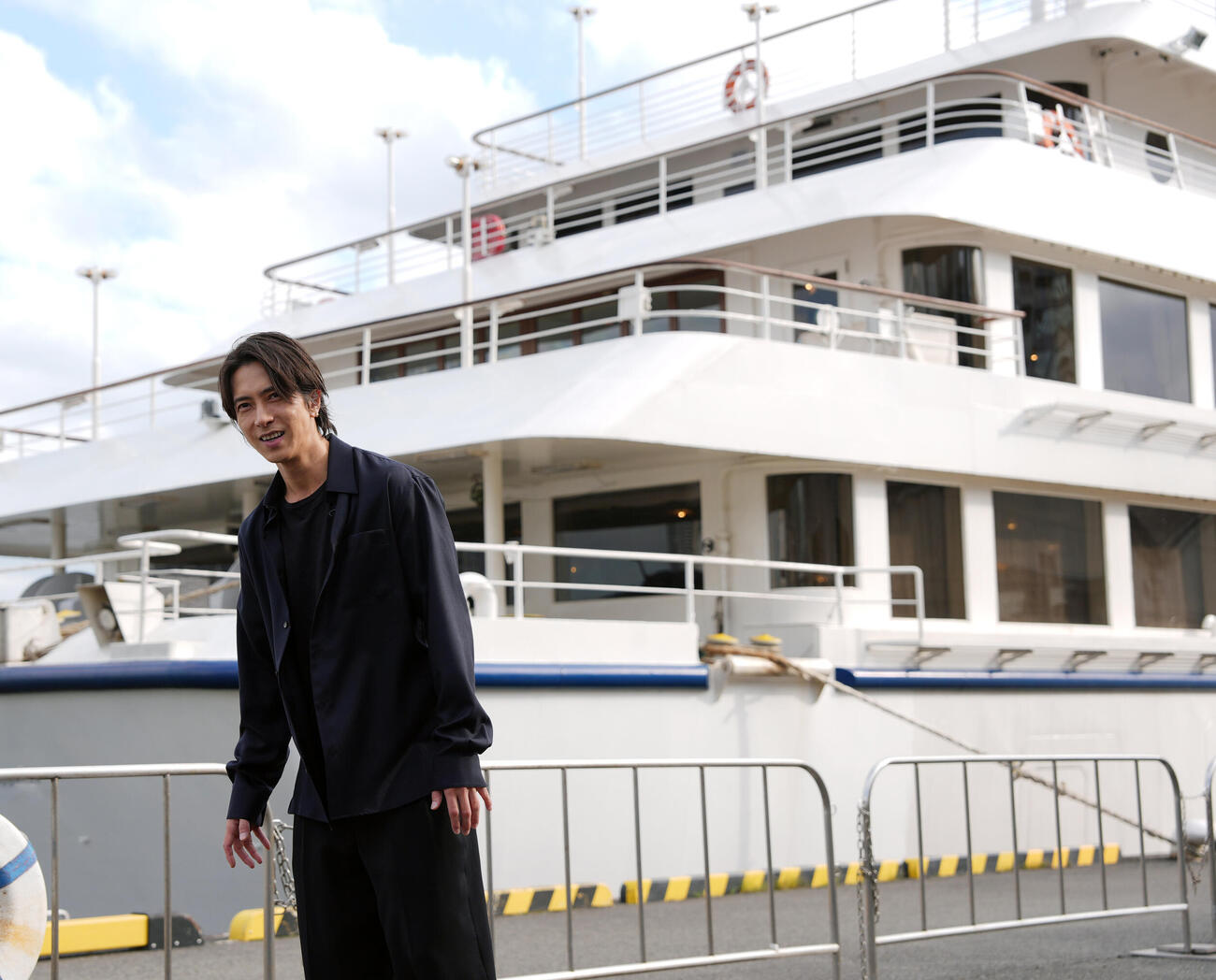 「TOMOHISA YAMASHITA Anniversary Cruise」に登場しクルーズ船と写真に納まる山下智久（撮影・小島史椰）