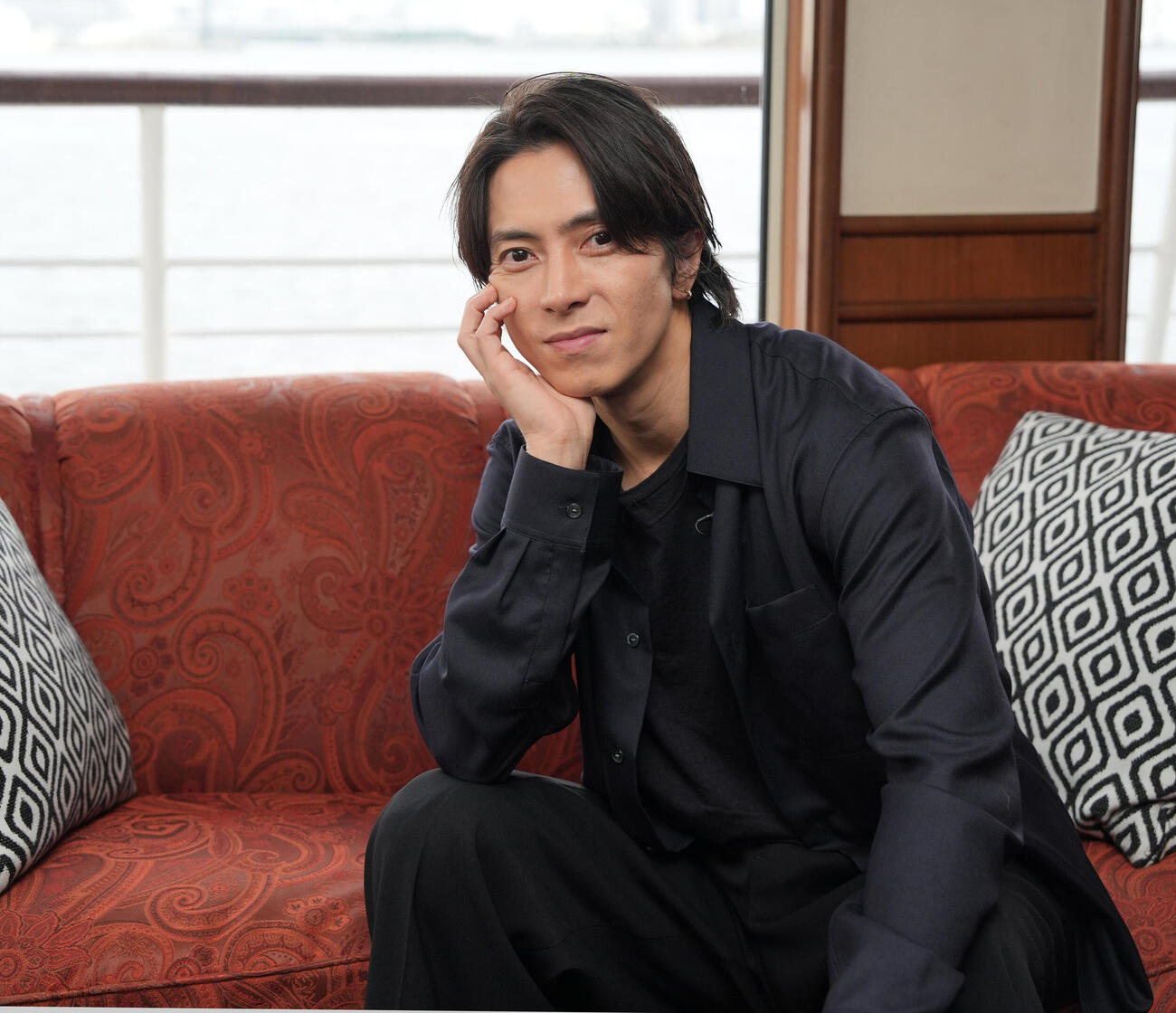 「TOMOHISA YAMASHITA Anniversary Cruise」に登場し写真に納まる山下智久（撮影・小島史椰）
