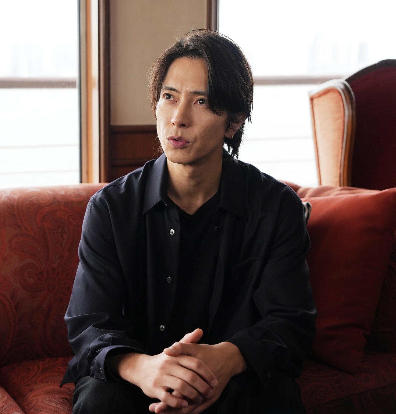 「TOMOHISA YAMASHITA Anniversary Cruise」に登場し囲み取材に応じる山下智久（撮影・小島史椰）
