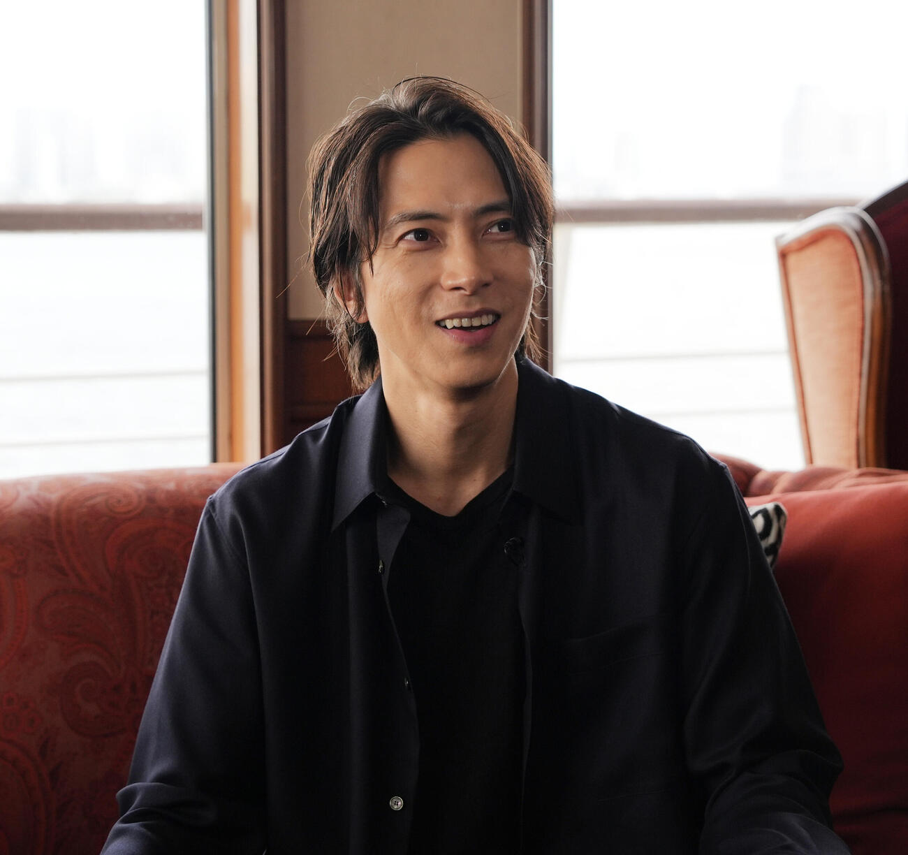 「TOMOHISA YAMASHITA Anniversary Cruise」に登場し囲み取材に応じる山下智久（撮影・小島史椰）