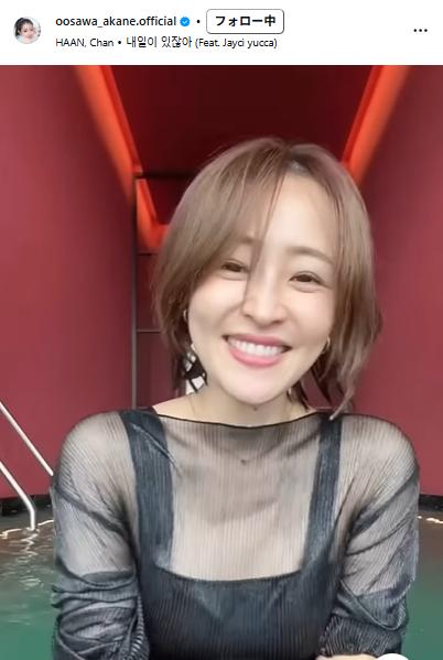 プールを楽しむ大沢あかね（大沢あかねのインスタグラムから）