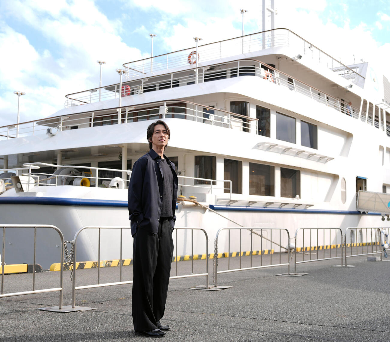 「TOMOHISA YAMASHITA Anniversary Cruise」に登場しクルーズ船と写真に納まる山下智久（撮影・小島史椰）