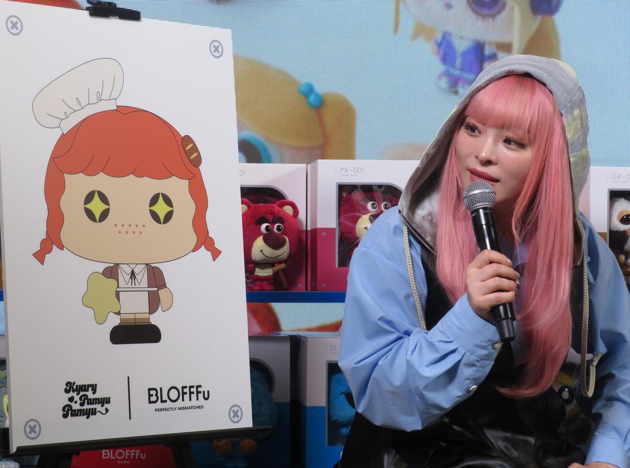 BLOFFFuとのコラボデザイン画を見る、きゃりーぱみゅぱみゅ（撮影・松本久）