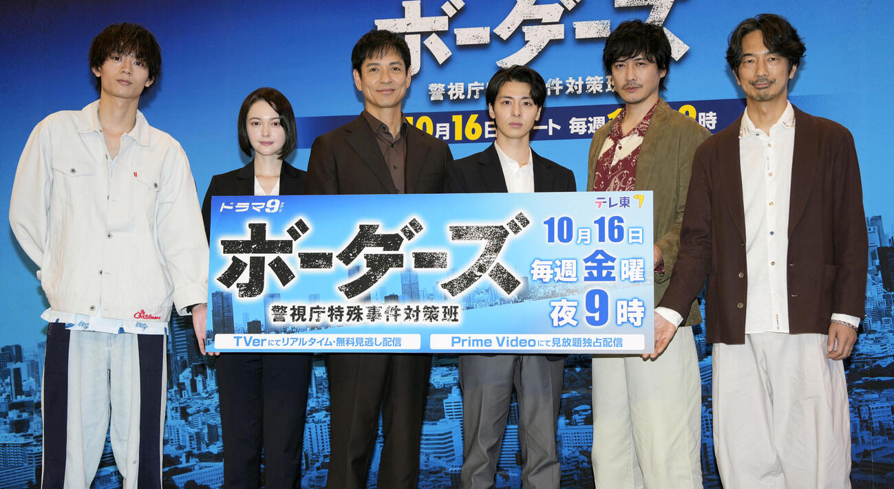 ドラマ「ボーダーズ警視庁特殊事件対策班」記者会見に登場しフォトセッションを行う、左から水沢林太郎、玉城ティナ、沢村一樹、高杉真宙、中村俊介、眞島秀和（撮影・小島史椰）