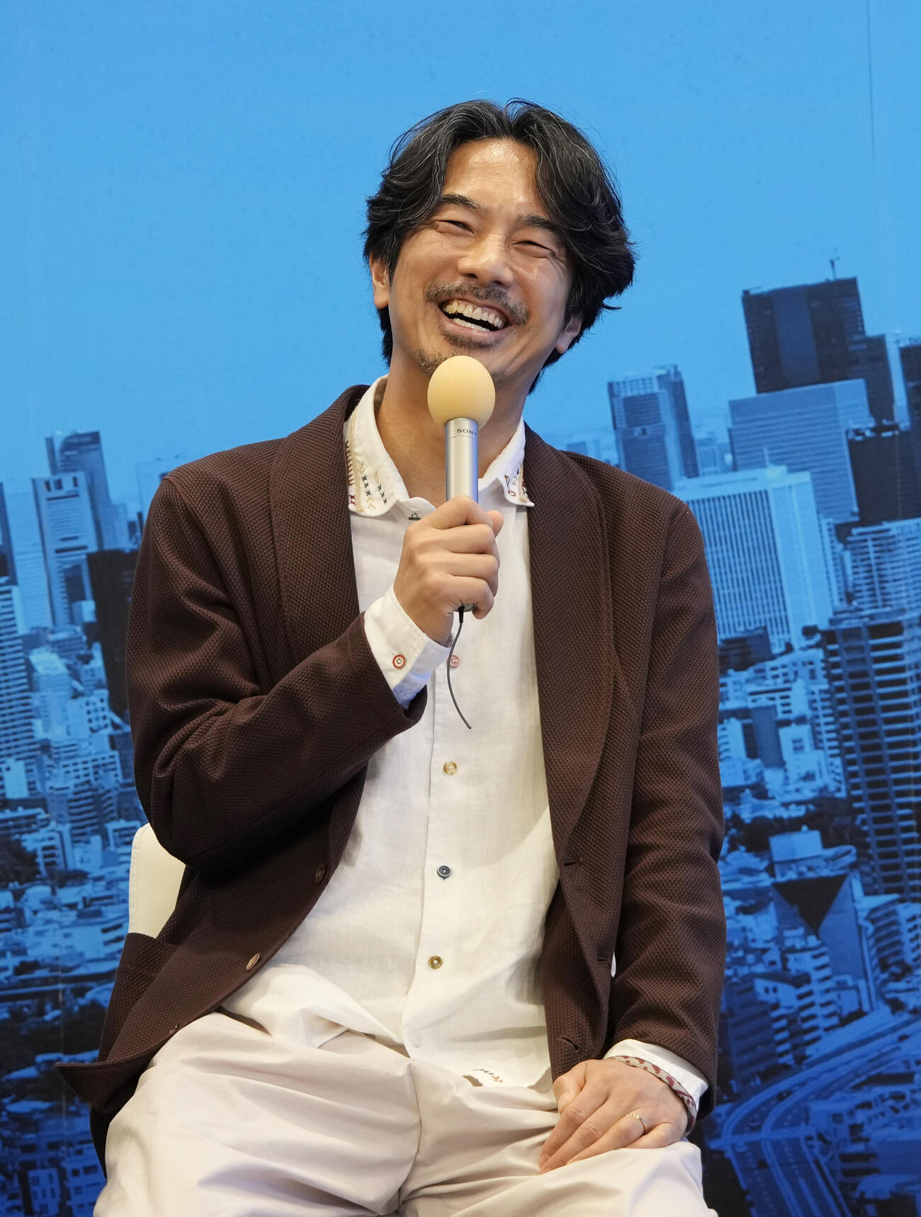 ドラマ「ボーダーズ警視庁特殊事件対策班」記者会見に登壇し、笑顔を見せる眞島秀和（撮影・小島史椰）