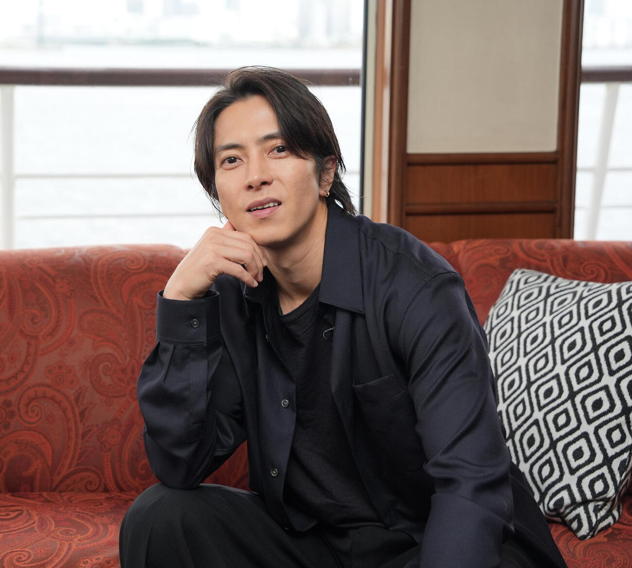 「TOMOHISA YAMASHITA Anniversary Cruise」に登場し写真に納まる山下智久（撮影・小島史椰）