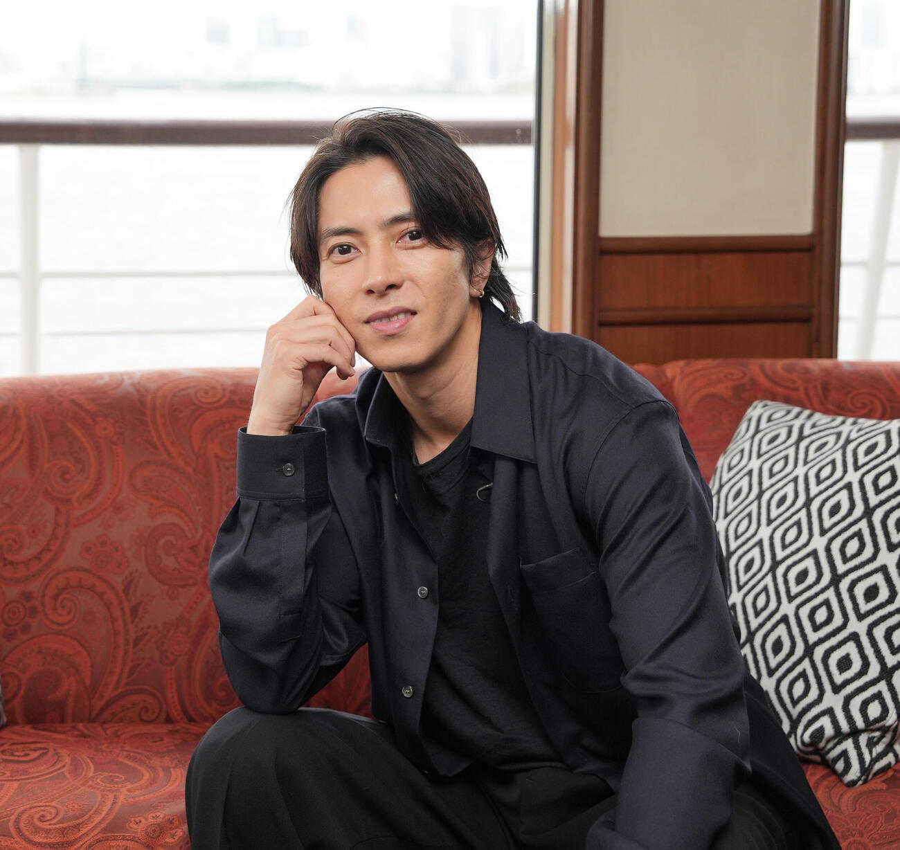「TOMOHISA YAMASHITA Anniversary Cruise」に登場し写真に納まる山下智久（撮影・小島史椰）