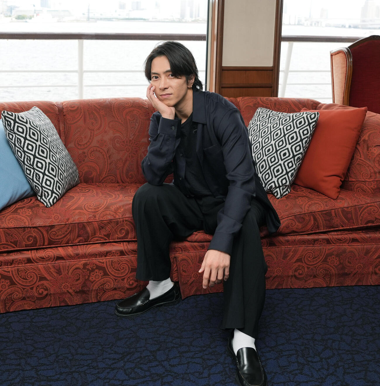 「TOMOHISA YAMASHITA Anniversary Cruise」に登場し写真に納まる山下智久（撮影・小島史椰）
