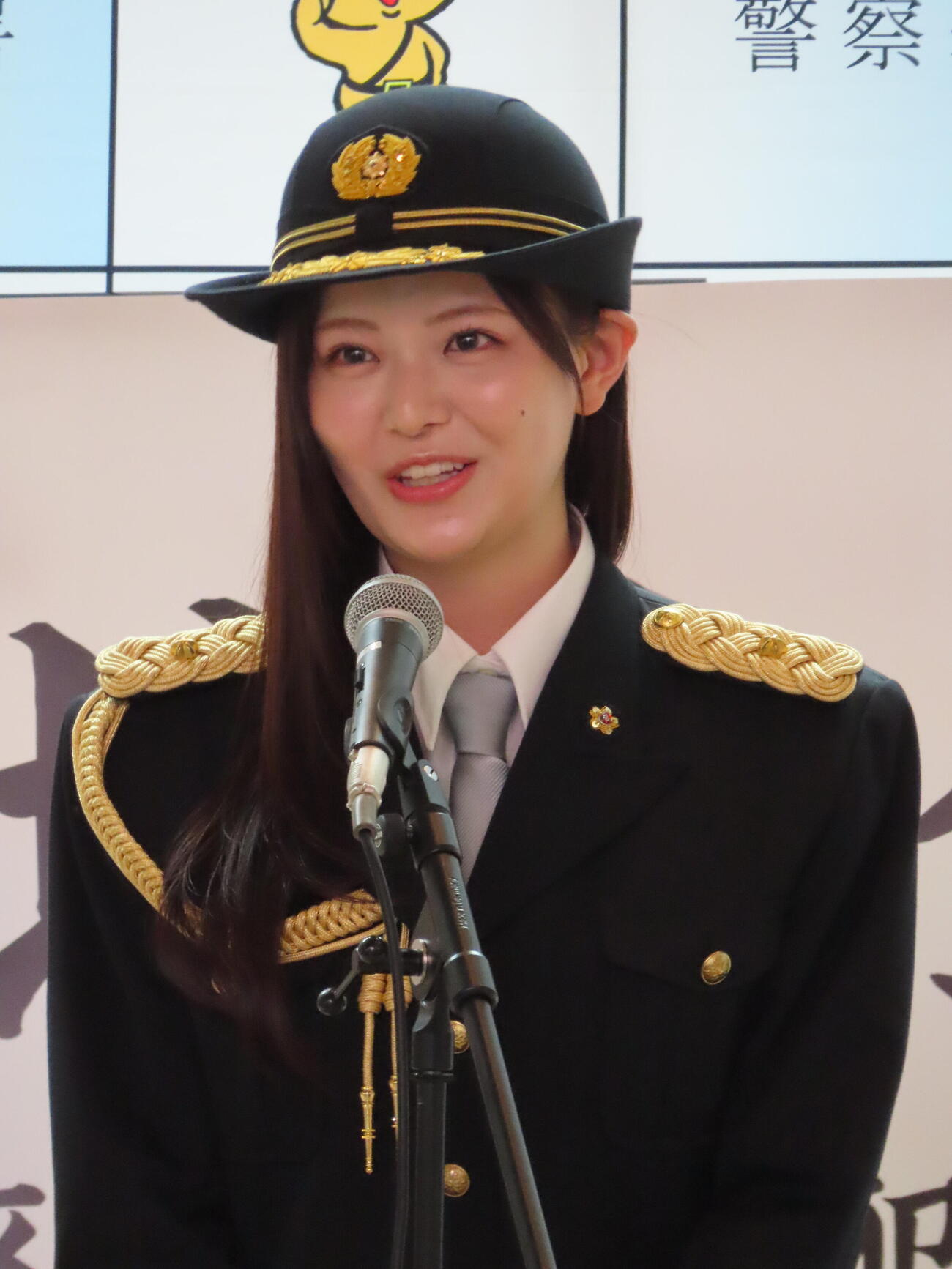 丸の内警察署の一日警察署長を務めた園田あいか