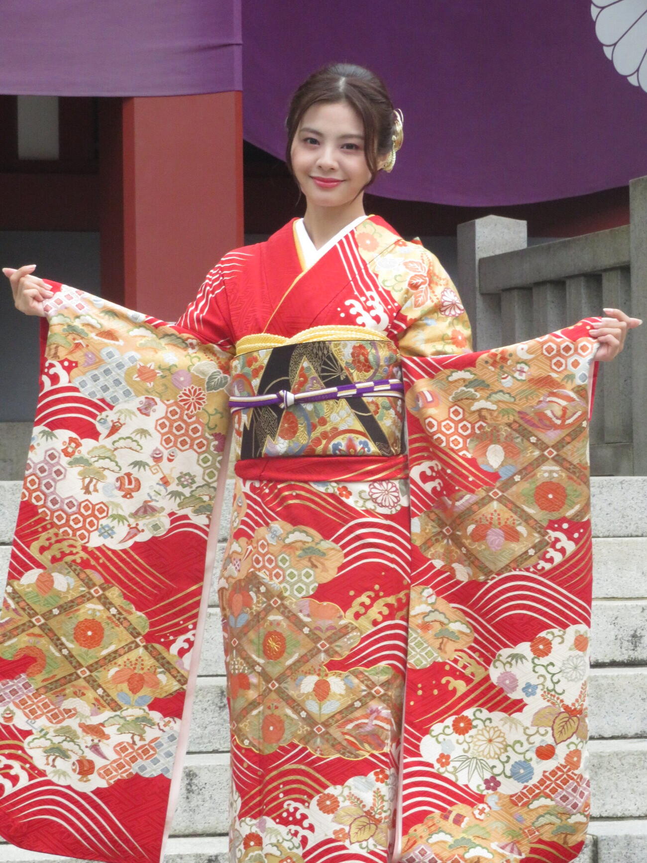 日枝神社の初詣イメージキャラクターを2年連続で務める本間日陽は、鮮やかな着物姿で取材に応じた