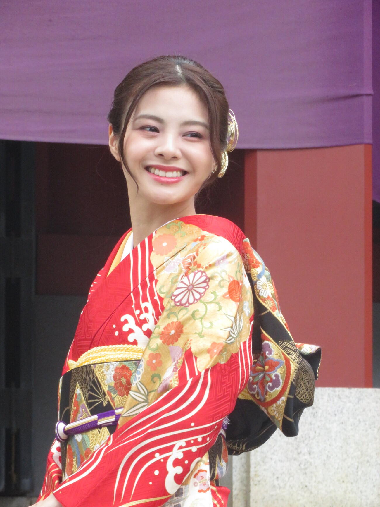 日枝神社の初詣イメージキャラクターを2年連続で務める本間日陽は、鮮やかな着物姿で取材に応じた