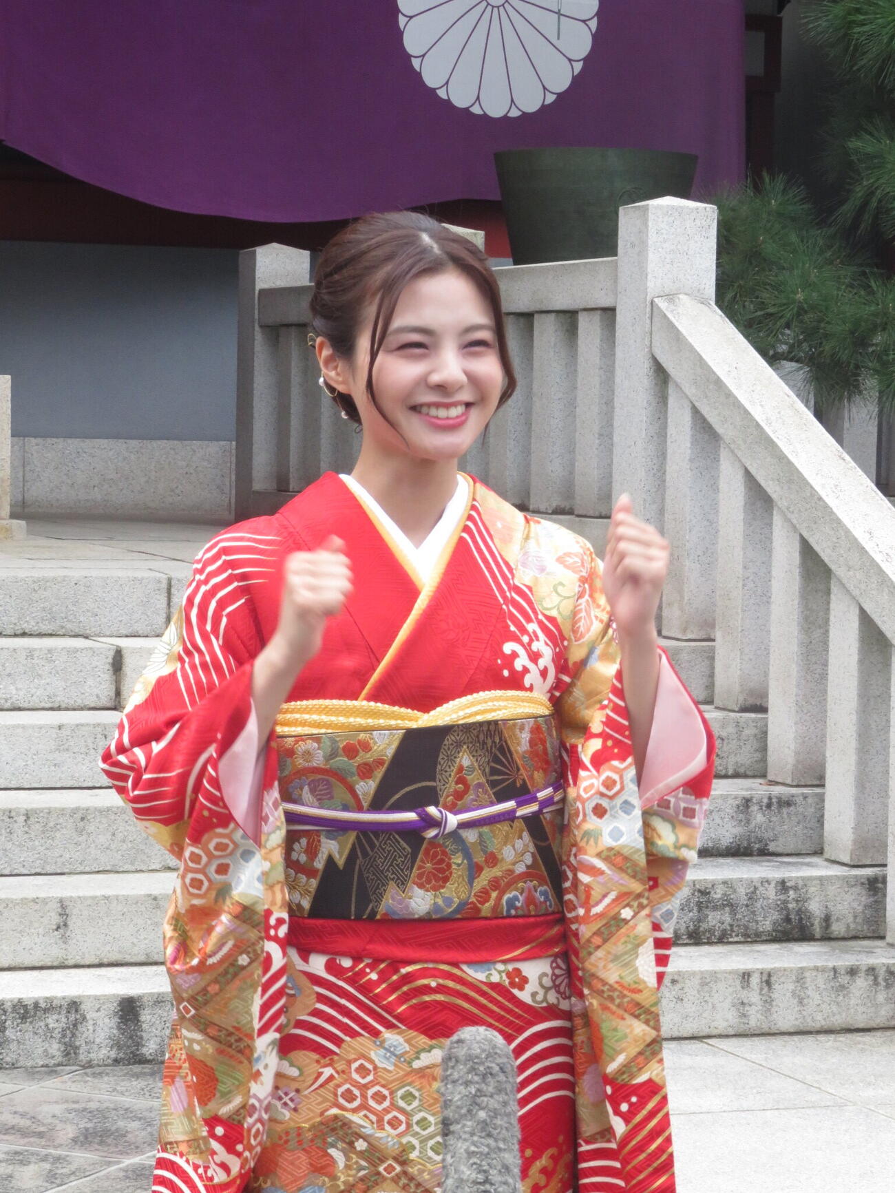 日枝神社の初詣イメージキャラクターを2年連続で務める本間日陽は、鮮やかな着物姿で取材に応じた