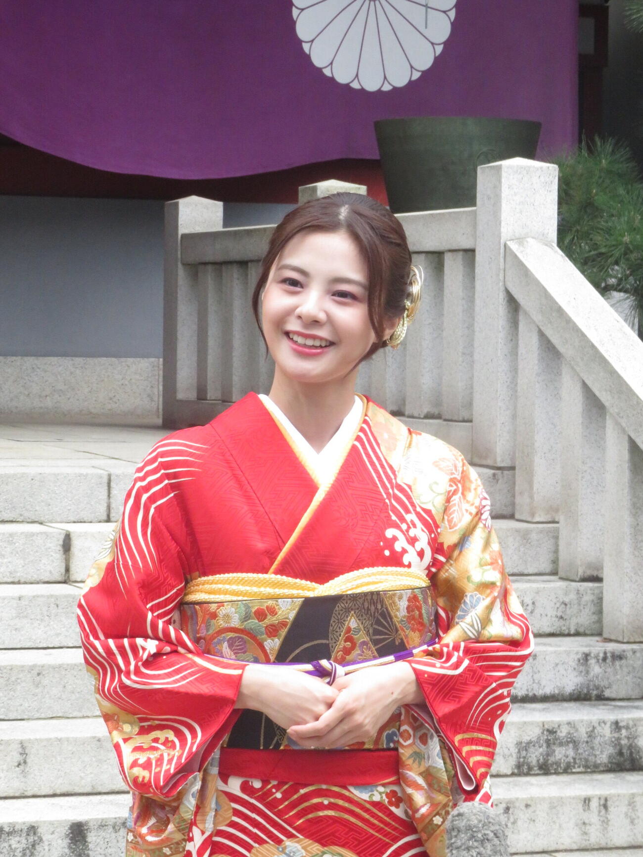 日枝神社の初詣イメージキャラクターを2年連続で務める本間日陽は、鮮やかな着物姿で取材に応じた