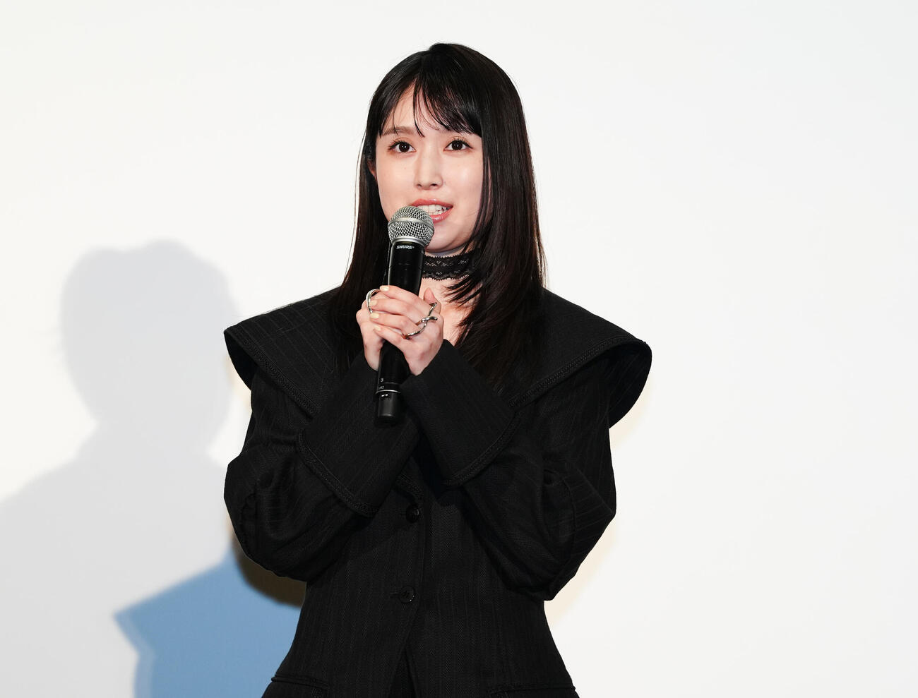 映画「時給三〇〇円の死神」公開御礼舞台あいさつに登壇した福本莉子（撮影・鈴木みどり）