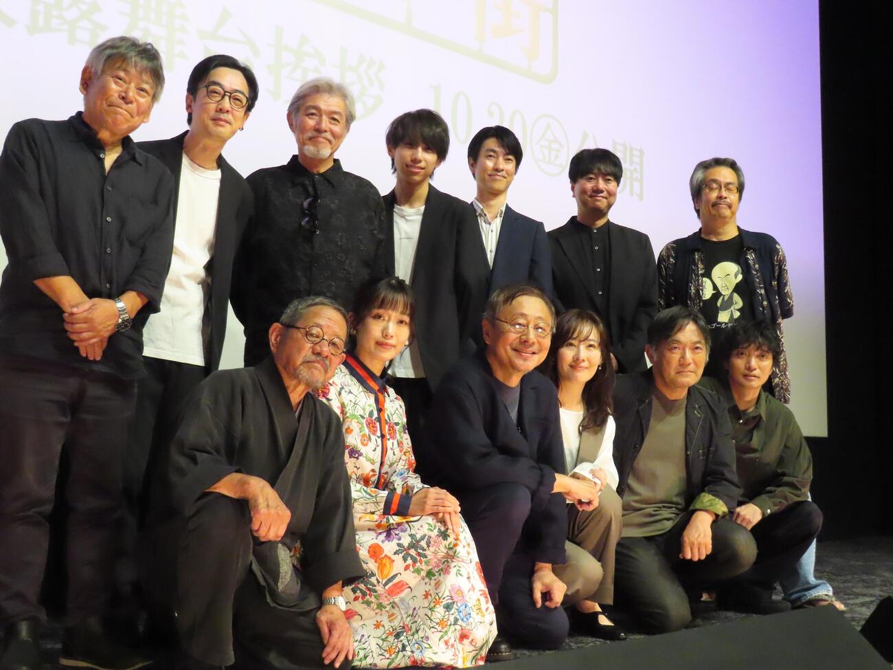 渡辺いっけい（前列右から2人目）が主演した映画「月影のゴールデン街」完成披露舞台あいさつ