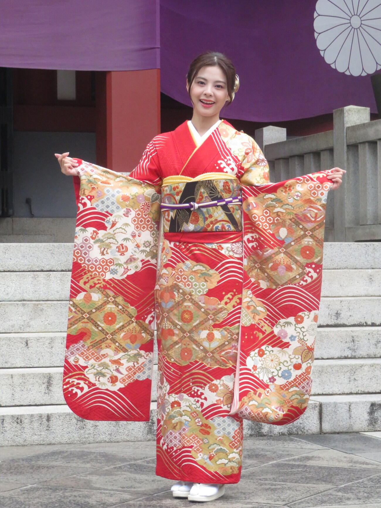 日枝神社の初詣イメージキャラクターを2年連続で務める本間日陽は、鮮やかな着物姿で取材に応じた