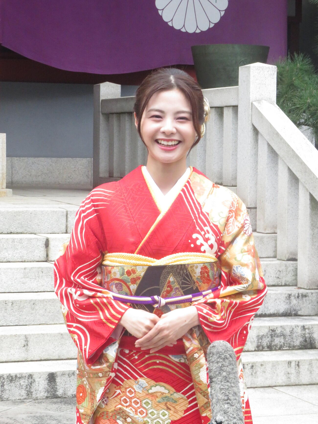 日枝神社の初詣イメージキャラクターを2年連続で務める本間日陽は、鮮やかな着物姿で取材に応じた