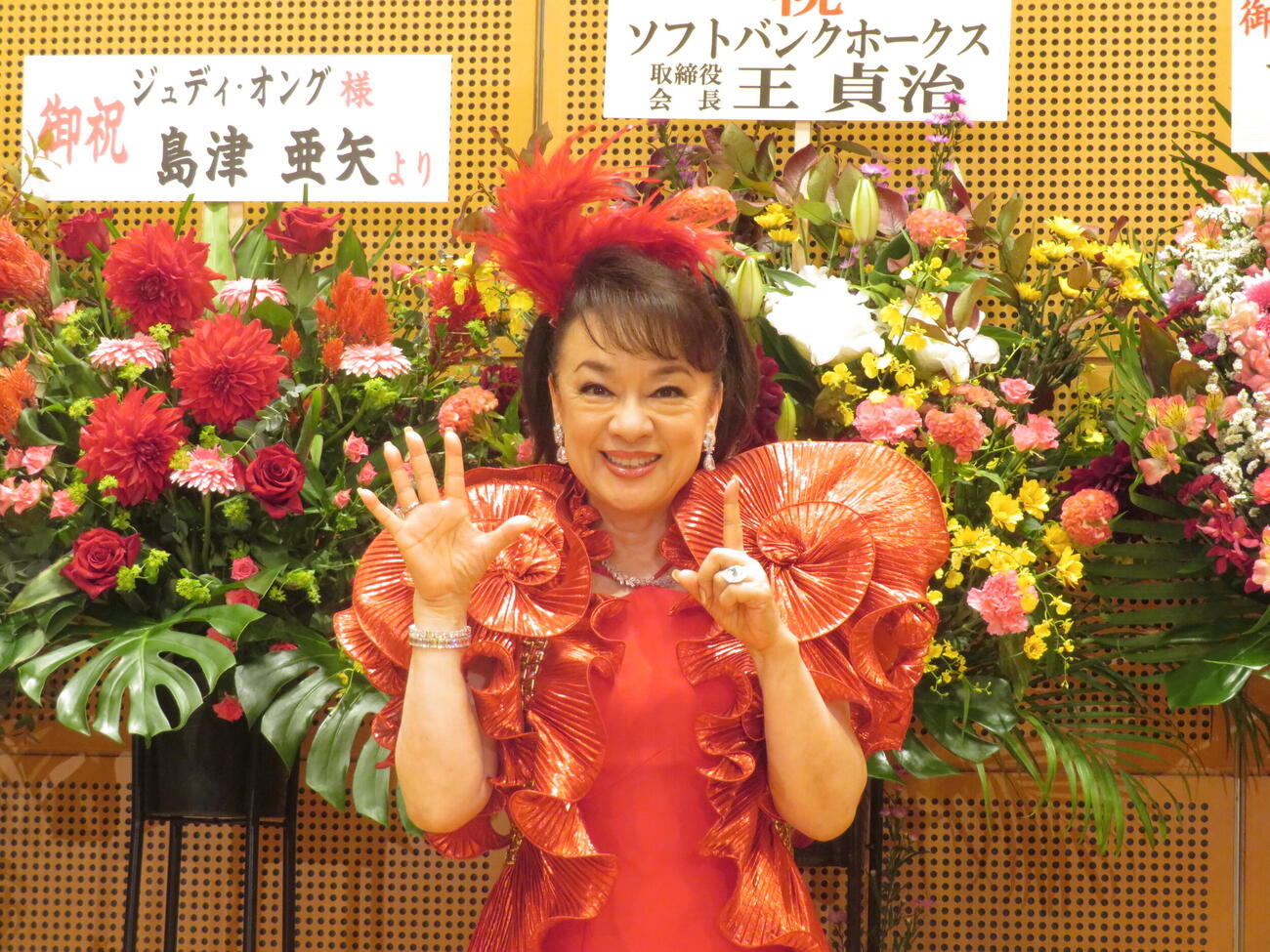 歌手生活60周年記念コンサート前の囲み取材に応じたジュディ・オング　