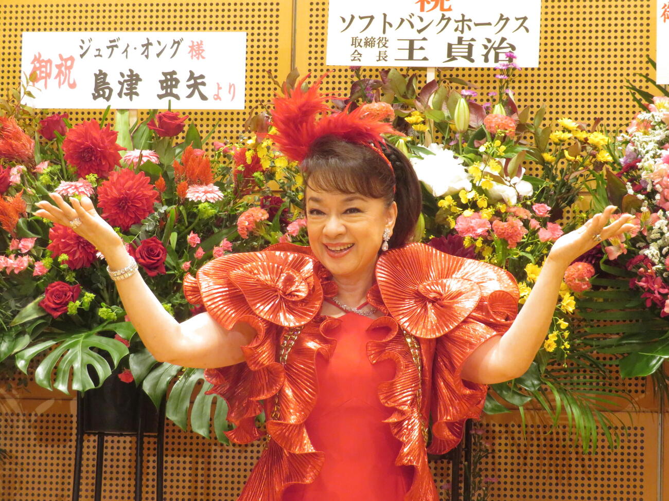 歌手生活60周年記念コンサート前の囲み取材に応じたジュディ・オング　