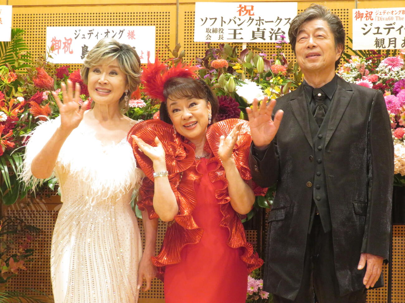 歌手生活60周年記念コンサート前の囲み取材に応じたジュディ・オング（中央）と、ゲストの小林幸子、中村雅俊