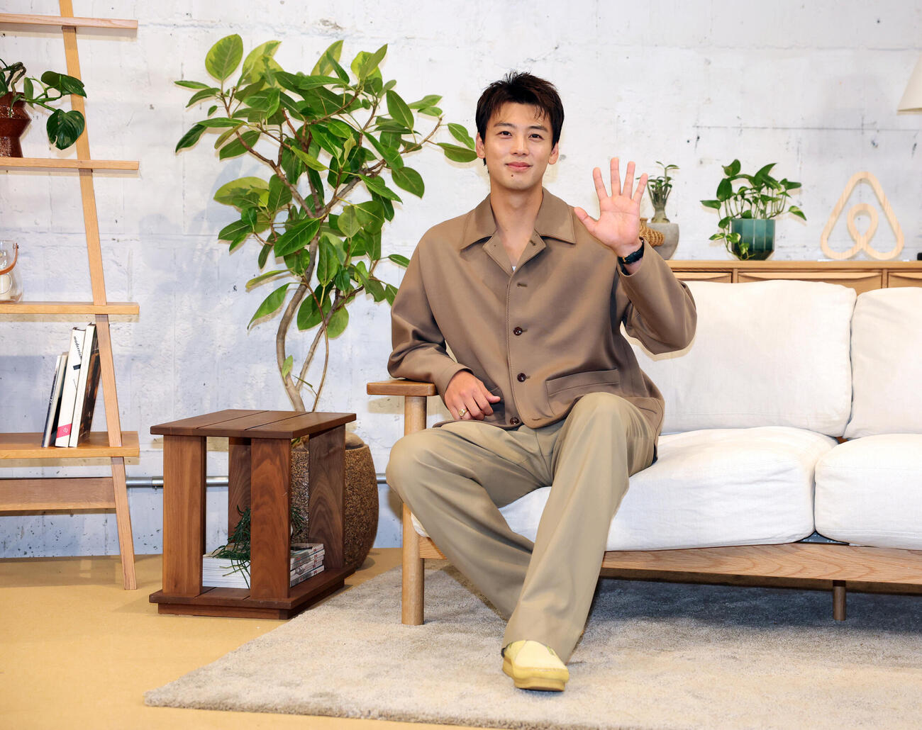 AirbnbJapan新ブランドキャンペーンに登場した竹内涼真は笑顔で手を振る（撮影・浅見桂子）