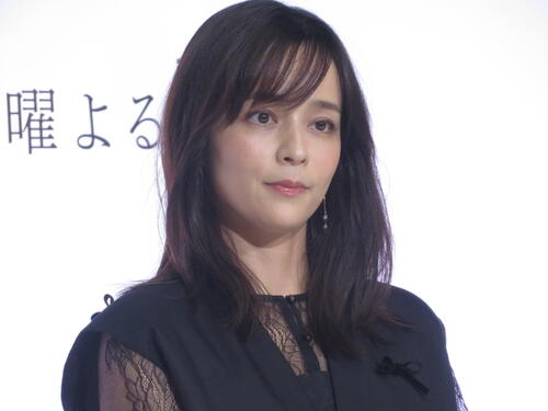 加藤ローサ、ふわふわファー装飾の冬ニット姿を公開　おしゃれコーデに注目