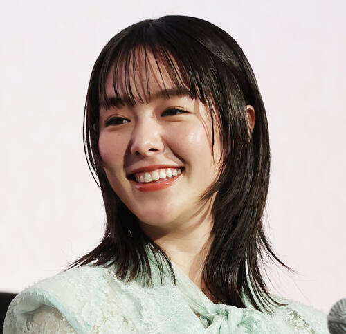 唐田えりか、モノクロームの写真公開　幻想的な仕上がりに