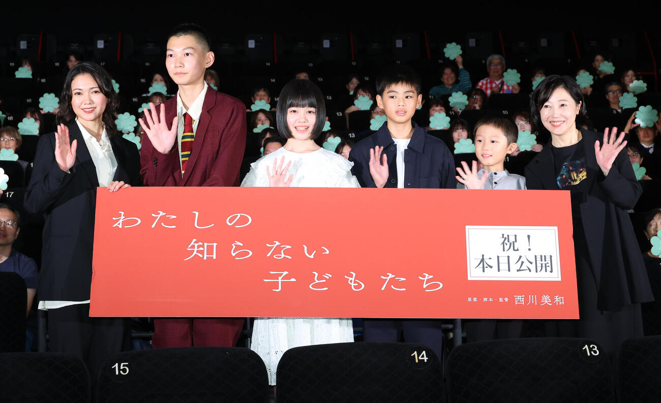 映画「わたしの知らない子どもたち」初日舞台あいさつを行う、左から二階堂ふみ、小林丞之介、小八重葵美、羽山由一郎、渋谷そらじ、西川美和監督（撮影・中島郁夫）