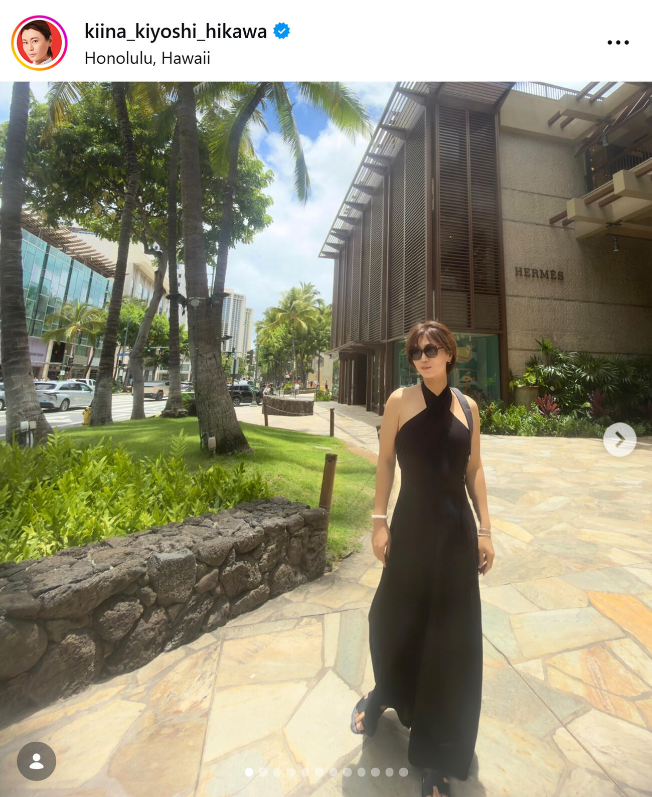 ホルターネックロングドレス姿（氷川きよしのインスタグラムから）