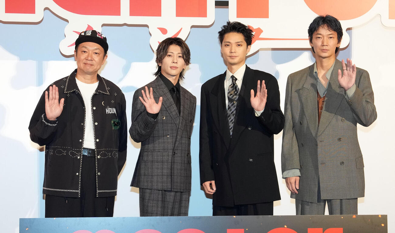 映画「mentor」の初日舞台あいさつに登壇し記念撮影に納まる、（左から）吉田恵輔監督、末澤誠也、磯村勇斗、綾野剛（撮影・たえ見朱実）