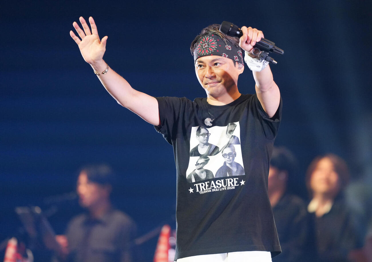 アンコールを終え声援に応える今井翼（撮影・鈴木みどり）