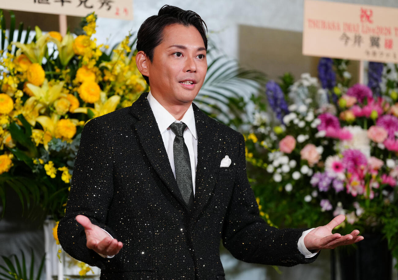 囲み取材に応じる今井翼（撮影・鈴木みどり）