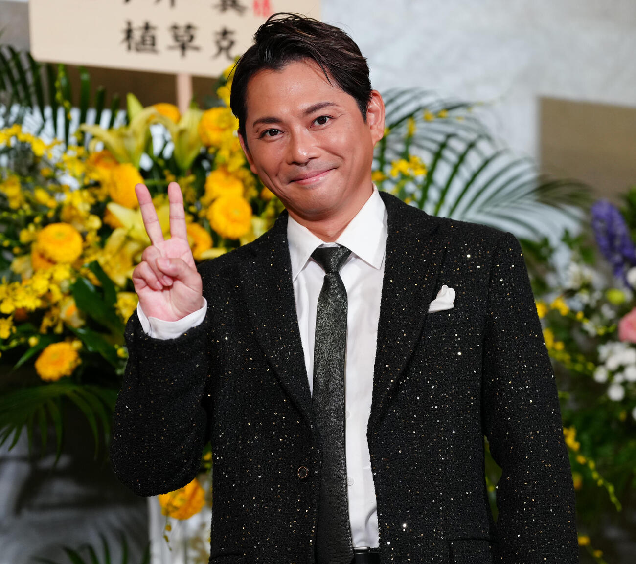 フォトセッションでピースする今井翼（撮影・鈴木みどり）