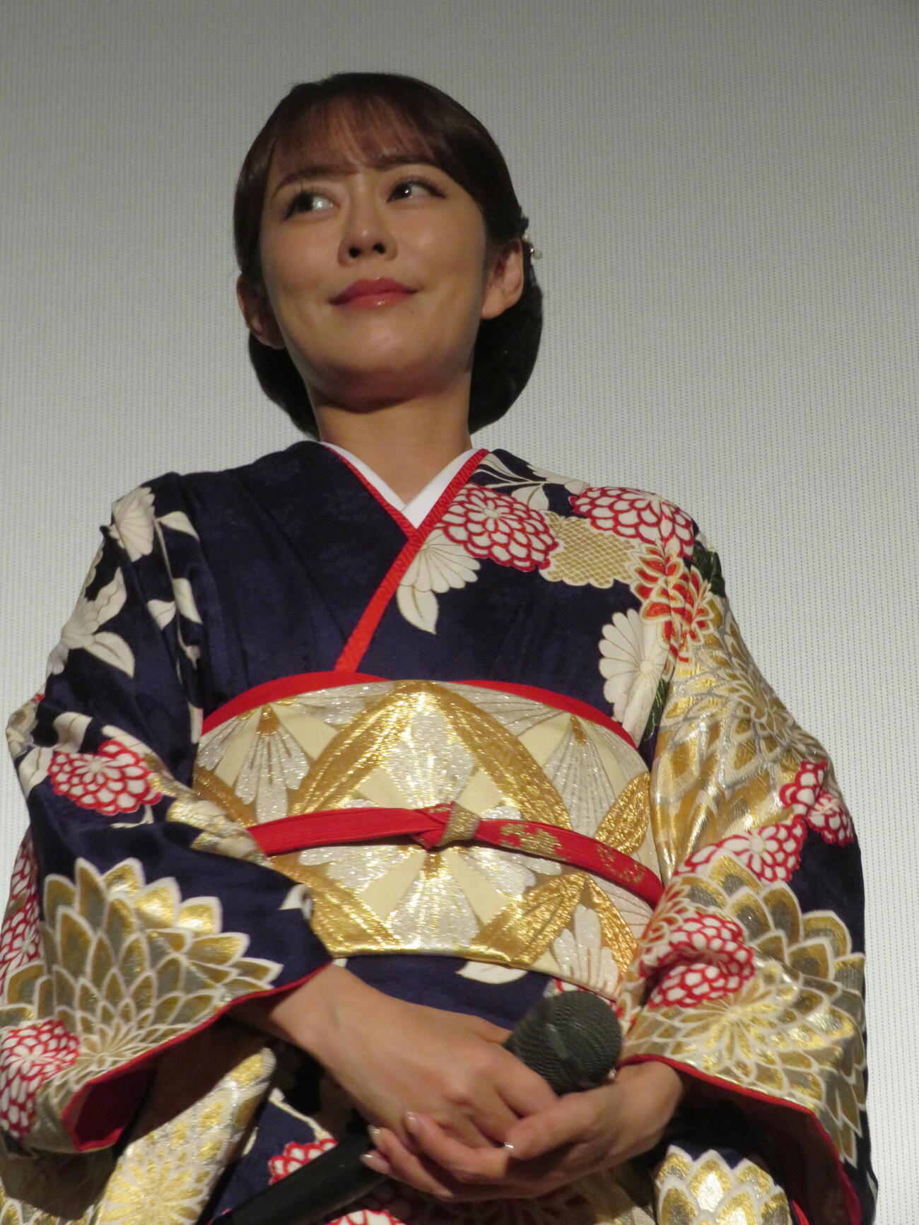 映画「演歌の坂道」初日舞台あいさつに登壇した丘みどり（撮影・村上幸将）