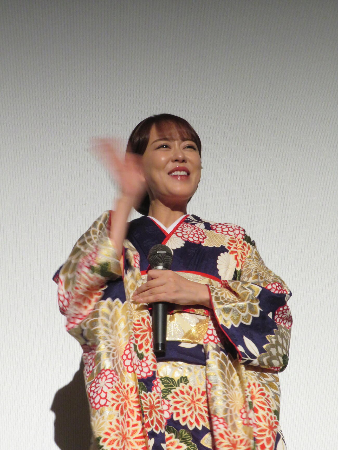 映画「演歌の坂道」初日舞台あいさつに登壇した丘みどり（撮影・村上幸将）