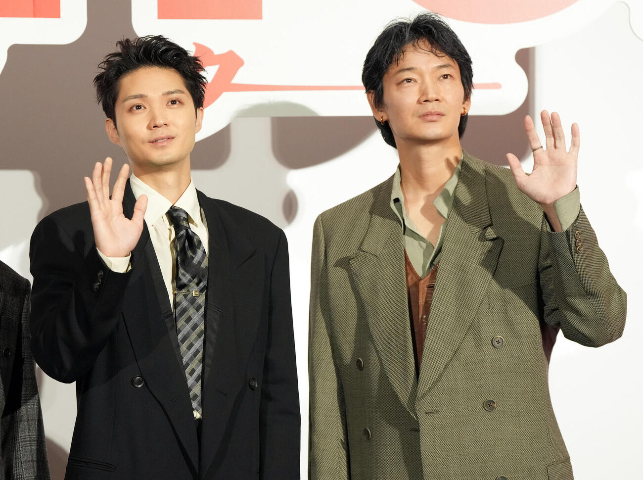 映画「mentor」の初日舞台あいさつに登壇した磯村勇斗（左）と綾野剛（撮影・たえ見朱実）