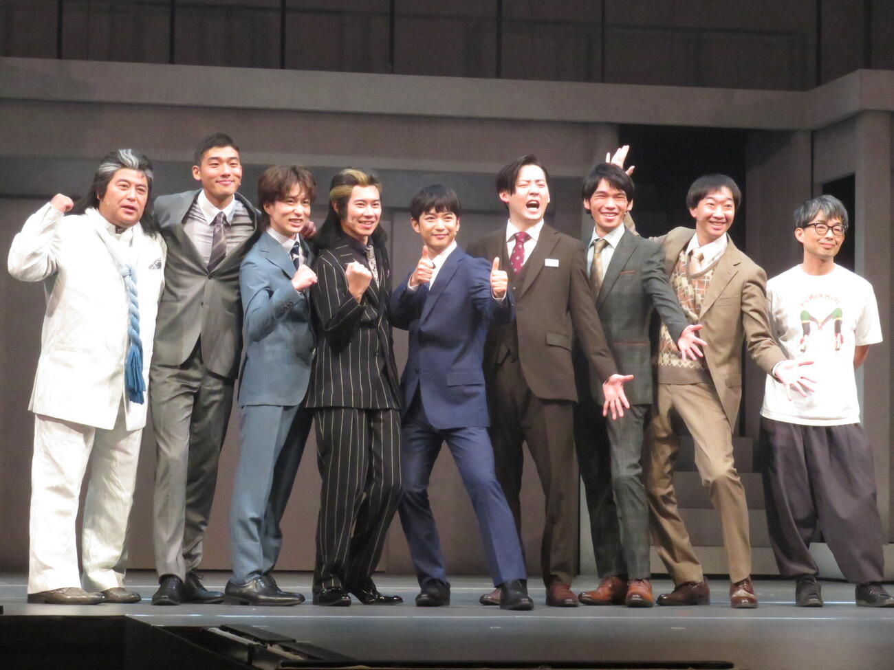 舞台「二階堂朝陽は助けに来る」の取材会に出席した左から皆川猿時、日高由起刀、坂元愛登、戸塚純貴、千葉雄大、牧島輝、篠原悠伸、大水洋介、演出の細川徹氏