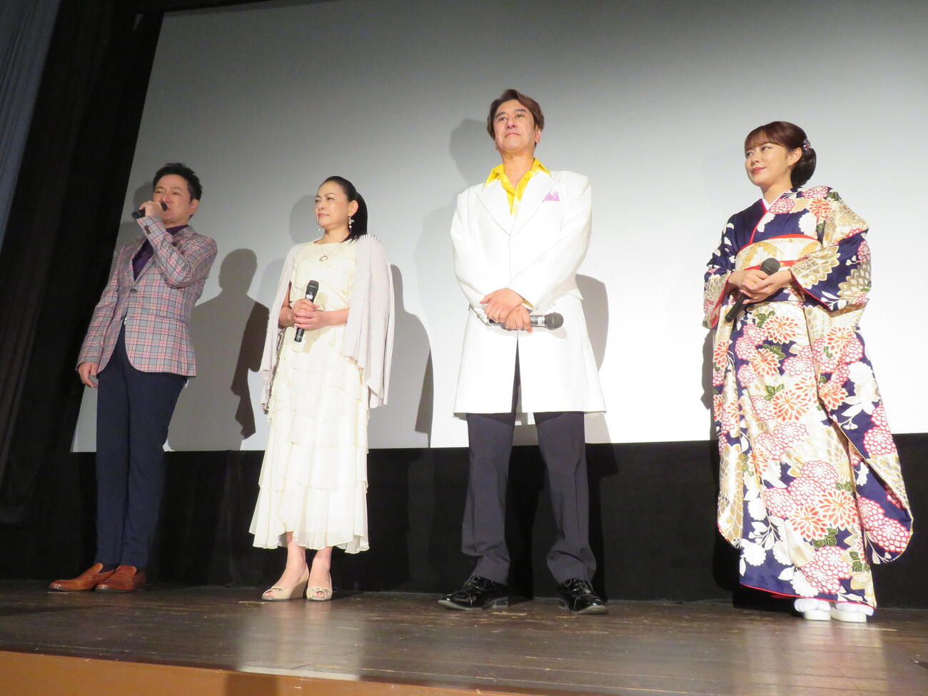 映画「演歌の坂道」初日舞台あいさつに登壇した、左からジャッキー・ウー監督、田中美奈子、川﨑麻世、丘みどり（撮影・村上幸将）