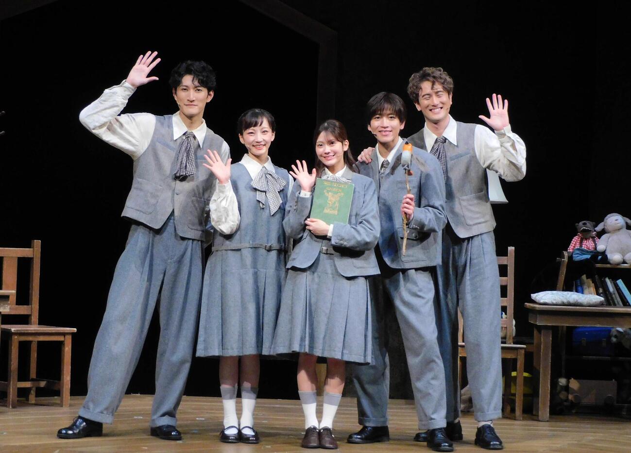 ミュージカル「秘密の花園」キャスト、左から磯野大、彩みちる、乃木坂46奥田いろは、島太星、雷太（撮影・寺本吏輝）