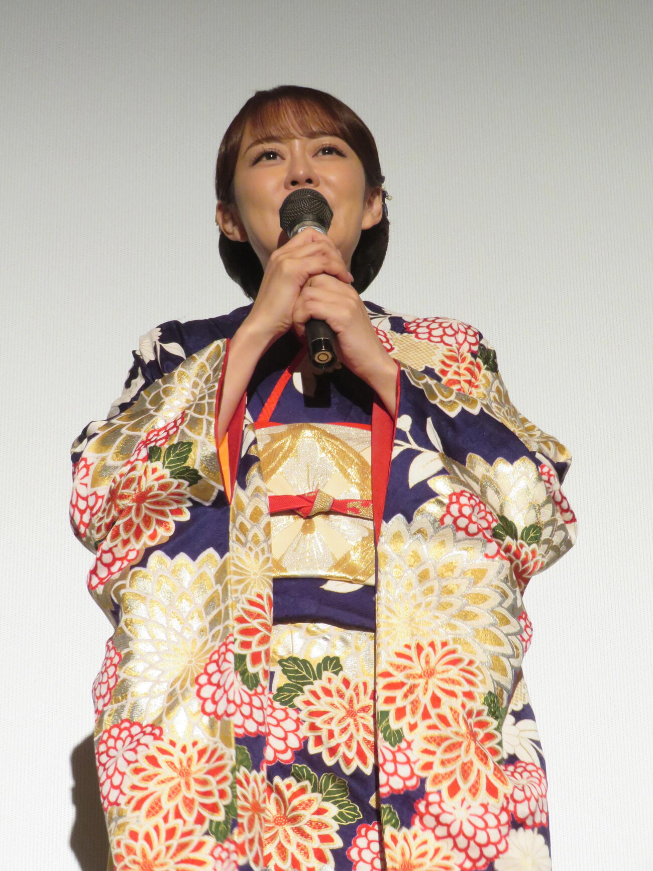 映画「演歌の坂道」初日舞台あいさつに登壇した丘みどり（撮影・村上幸将）