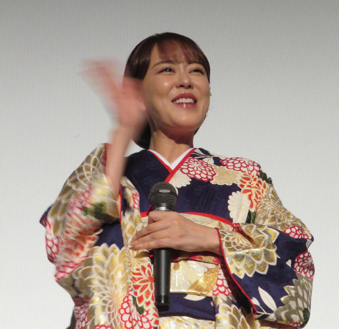 映画「演歌の坂道」初日舞台あいさつに登壇した丘みどり（撮影・村上幸将）