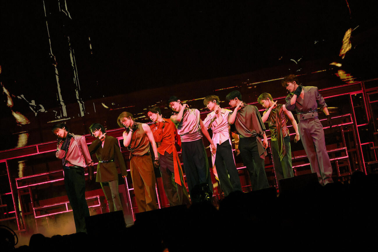 「2026－2027　＆TEAM CONCERT TOUR　‘Mark on You’」東京公演でパフォーマンスする＆TEAM。左からNICHOLAS、YUMA、FUMA、K、JO、EJ、TAKI、HARUA、MAKI（C）YX LABELS