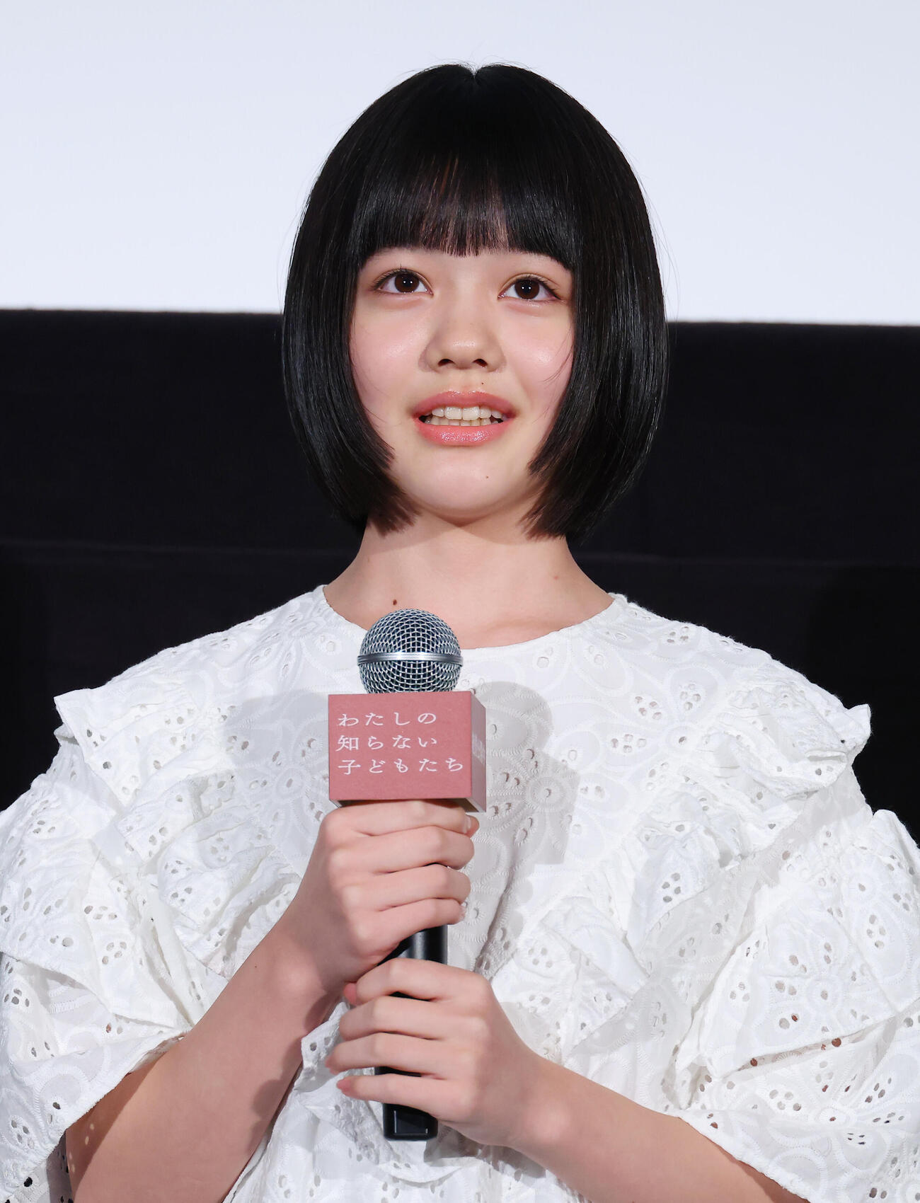 映画「わたしの知らない子どもたち」初日舞台あいさつを行う小八重葵美（撮影・中島郁夫）