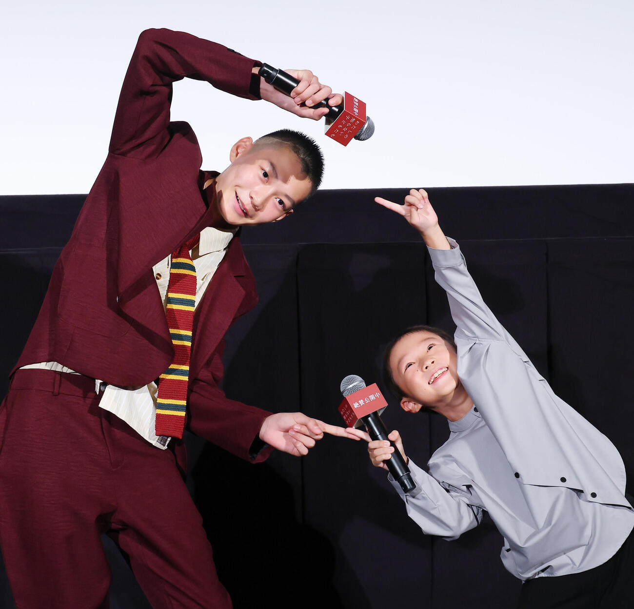 映画「わたしの知らない子どもたち」初日舞台あいさつを行う小林丞之介（左）と渋谷そらじ（撮影・中島郁夫）