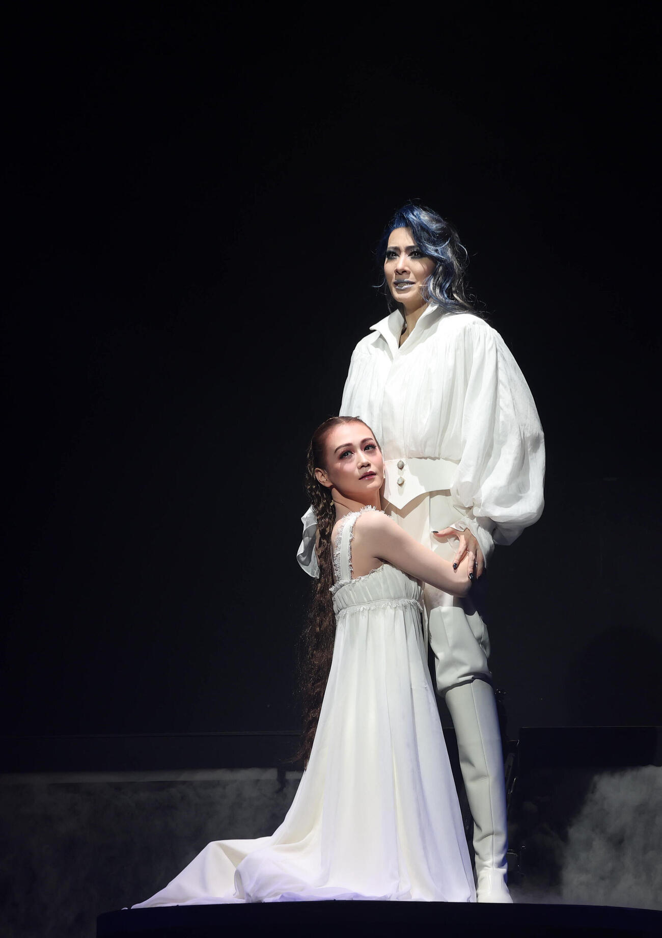 花組「エリザベート」でトートを演じるトップ永久輝せあ（右）とエリザベートを演じるトップ娘役星空美咲（撮影・白石智彦）