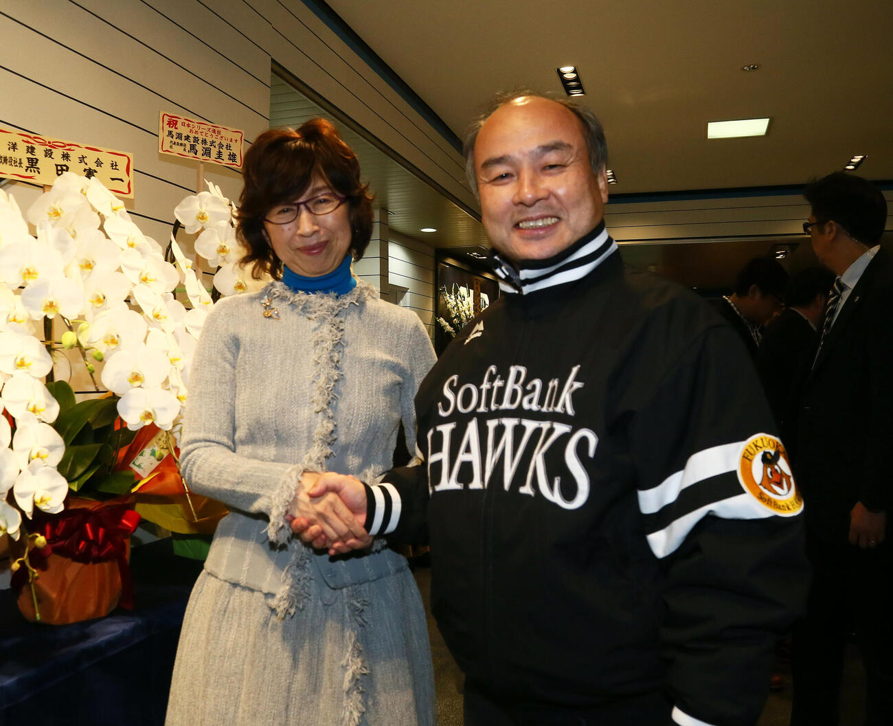 DeNA南場智子オーナー（左）とソフトバンク孫正義オーナー（2017年10月撮影）
