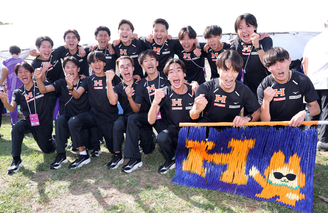 第103回箱根駅伝予選会　10位で予選通過を決め、大喜びで雄たけびを上げる法大の選手たち（撮影・浅見桂子）